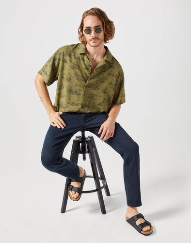 WRANGLER - SPODNIE JEANSOWE RIVER