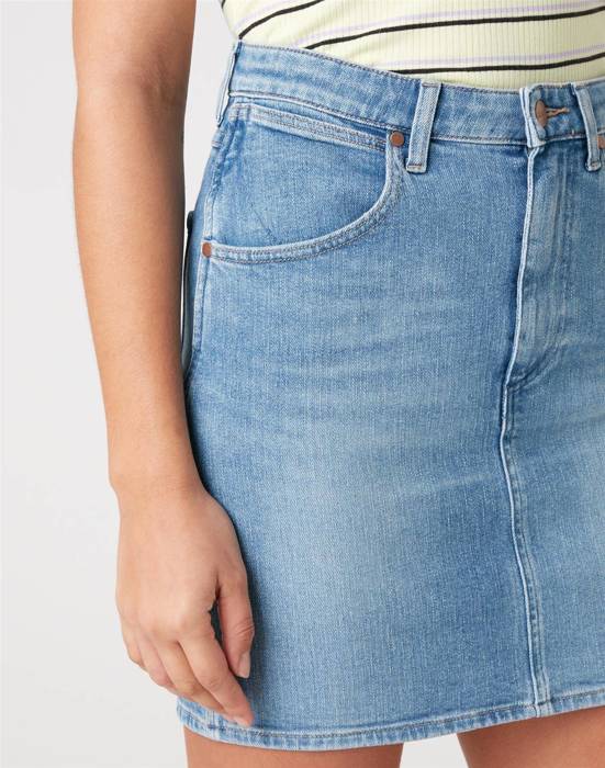 Damska spódniczka jeansowa Wrangler MOM SKIRT W22VJH28X w kolorze easy morning